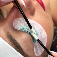 Dépose extensions de cils