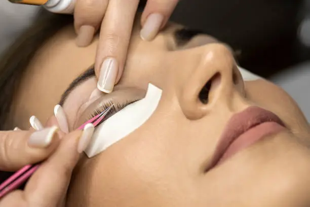 Rehaussement de cils avec teinture
